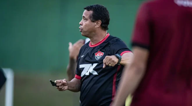 Vitória pode usar jogadores da base cotra o Galo neste domingo, garante Rodrigo Chagas treinador do Leão
