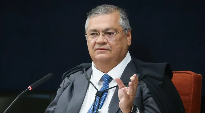 Ministro Flávio Dino vota pela condenação de Bolsonaro e mais sete; placar está 2 a 09.08.2025.