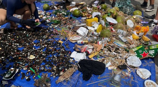 Prefeitura apoia ação de limpeza submarina no Porto da Barra; 180 kg de lixo são retirados do fundo do mar