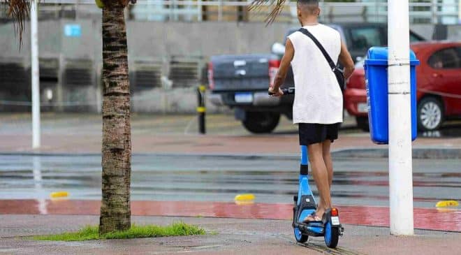 Milhares de usuários já foram abordados por uso incorreto de patinetes elétricos em Salvador