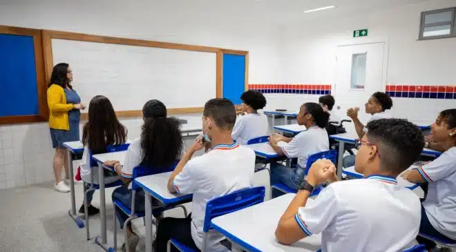 Governo do Estado define valor do abono extraordinário, medida beneficia 85 mil profissionais da Educação