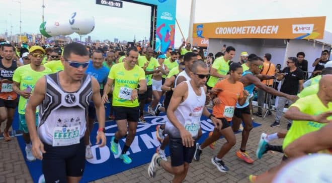 Primeiro dia da Maratona Salvador 2025 reúne milhares de corredores na Boca do Rio para provas de 5 km e 10 km