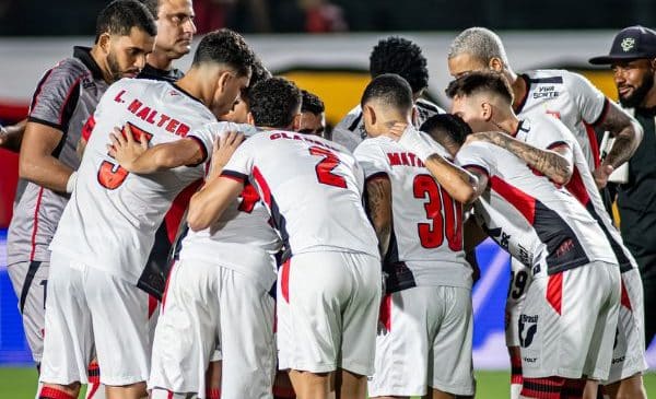 Fortaleza e Vitória se enfrentam no Castelão, em duelo decisivo neste sábado pela saída do Z-4