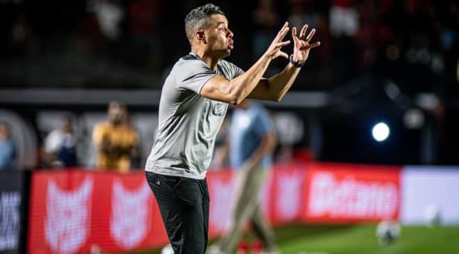 Jair  ressalta o apoio da torcida para vencer o clássic