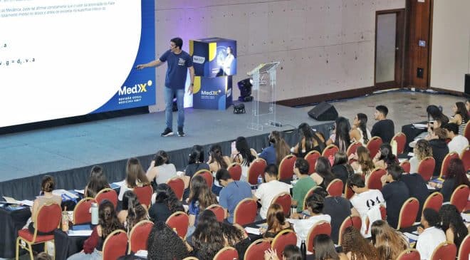 Revisão gratuita de conteúdos para vestibular de Medicina lota auditório em Salvador