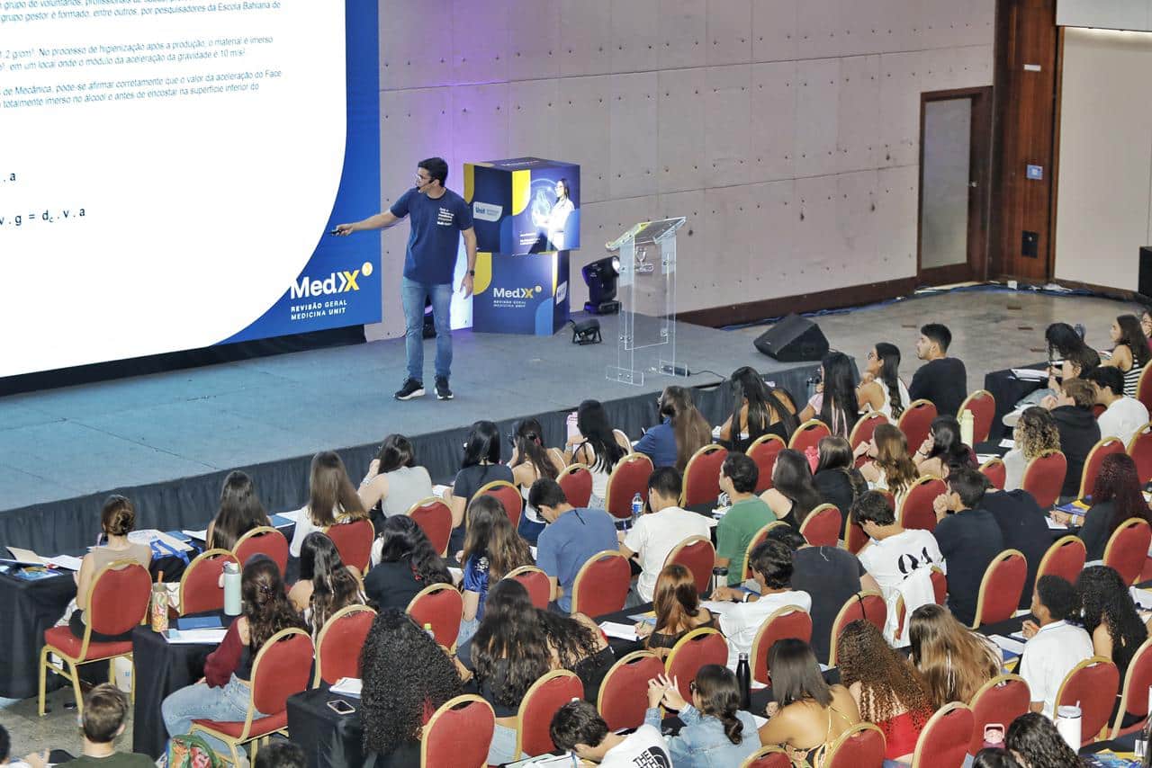 Revisão gratuita de conteúdos para vestibular de Medicina lota auditório em Salvador