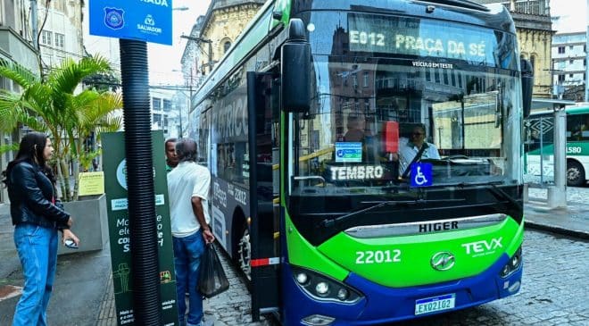 Ônibus 100% elétrico agrada passageiros no Centro Histórico