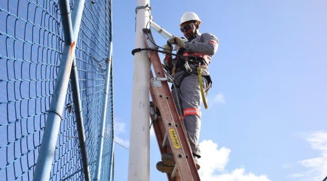Furtos e vandalismo na iluminação pública em Salvador já é 40% maior que em 2024