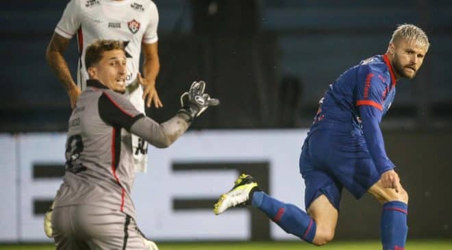 Vitória sofre goleada do Bragantino e vai decidir permanência na Série A na última rodada