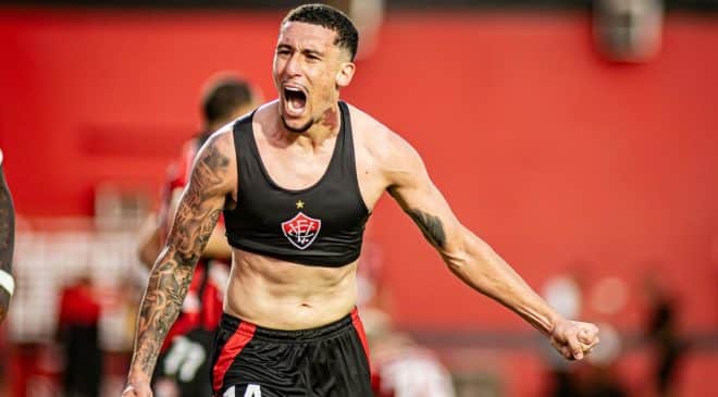 Baralhas é o herói! Vitória permanece na série-A