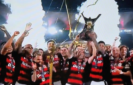 Flamengo vence o Ceará por 1 a 0 no Maracanã e consagra-se campeão brasileiro de 2025