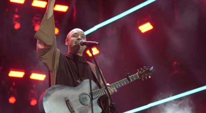 Apresentação de Frei Gilson reúne milhares de fiéis em Salvador