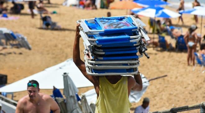 Prefeitura intensifica fiscalização da nova lei dos kits de praia no Porto da Barra