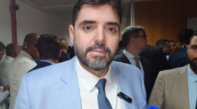 “A oposição está acostumada com mármores e palácios”, afirma Adolpho Loyola