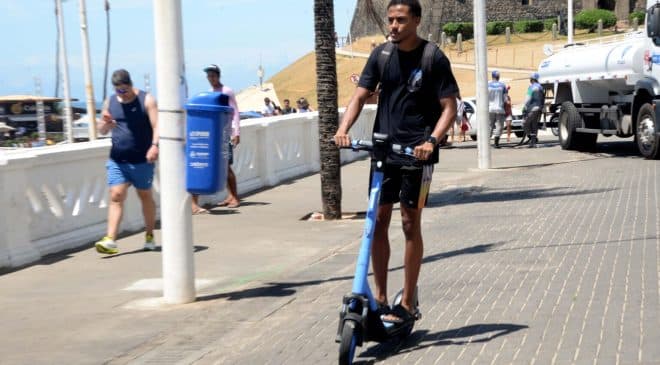Prefeitura oferece aulas gratuitas de condução segura de patinetes aos domingos