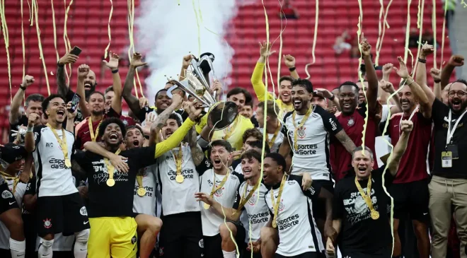 Corinthians vence Flamengo e é bicampeão da Supercopa Rei