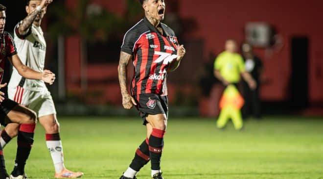 Vitória joga bem, perde pênalti e Flamengo ganha