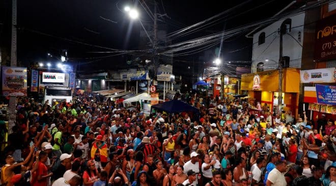 Carnaval do Nordeste de Amaralina é aberto com participação do Olodum