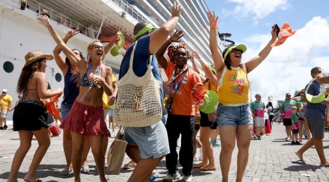 Carnaval acabando e Salvador recebe o maior cruzeiro da temporada e passageiros são recebidos em clima de Carnaval