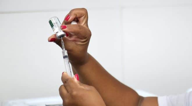 Profissionais de saúde recebem vacinação contra dengue em Salvador