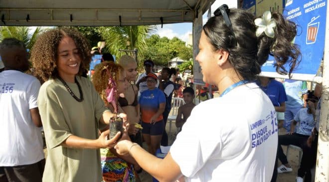 Limpurb realiza ação de conscientização ambiental na Praia da Preguiça