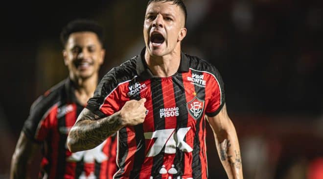 Vitória vence o Atlético-MG no Barradão em jogo de homenagens