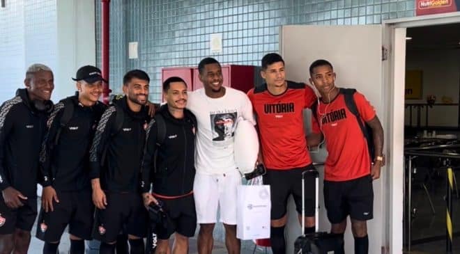 Jogadores do Vitória se encontram com Dudu antes do embarque para Maceió