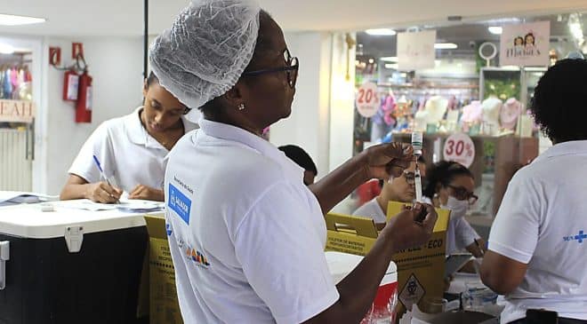 Secretaria de saúde promove vacinação contra influenza com horário estendido em shopping de Salvador