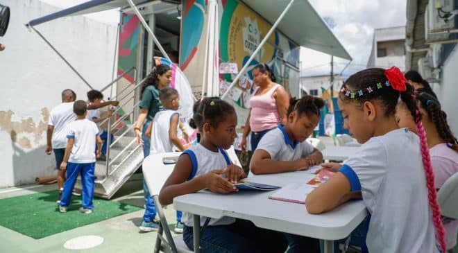 Caminhão literário espalha lições sobre sustentabilidade em escolas públicas de Salvador