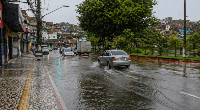 Salvador entra em alerta máximo para chuvas fortes; Inmet amplia aviso para dezenas de cidades da Bahia