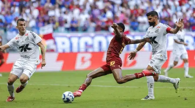 Na Fonte Nova, Bahia tenta reação e Santos busca respiro em duelo de pressão no Brasileirão