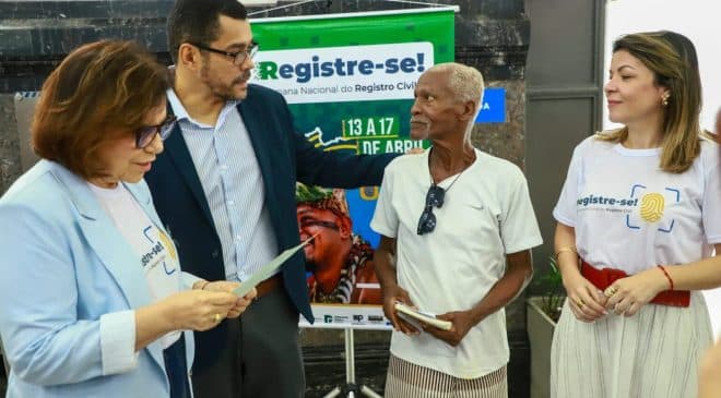 Dez cartórios de registro civil da capital baiana realizam até a próxima sexta-feira (17) a emissão gratuita de certidões de casamento, nascimento, dentre outras documentações básicas, na sede do Cadastro Único (CadÚnico), na Rua Miguel Calmon, nº 28, Comércio.  Trata-se da 4ª Semana Nacional do Registro Civil, o Registre-se!, instituída pelo Conselho Nacional de Justiça (CNJ), em parceria com a Secretaria de Promoção Social, Combate à Pobreza, Esportes e Lazer (Sempre), Tribunal de Justiça da Bahia (TJBA) e a Associação dos Registradores de Pessoas Naturais do Estado (Arpen-BA).  A parceria engloba ainda o Ministério Público (MPBA); a Defensoria Pública (DPE-BA); o Tribunal Regional Eleitoral da Bahia (TRE-BA); o Instituto Nacional do Seguro Social (INSS), além das secretarias de Saúde (SMS) e Educação (Smed), com a disponibilização de serviços públicos essenciais. O atendimento é realizado das 7 às 17h, mediante distribuição de senha, garantindo respeito às prioridades, sem a necessidade de agendamento.  “A Prefeitura abre as portas do CadÚnico em mais uma edição de uma ação tão importante para a população em vulnerabilidade social, que é o nosso público diário. Afinal, contribuir para extinguir o sub-registro na capital baiana é contribuir para a garantia de direitos e cidadania, levando em consideração que a certidão de nascimento e/ou de casamento é o ponto de partida para a aquisição de qualquer outro documento, bem como benefícios, a exemplo de RG, CPF e até mesmo cartão do SUS (Sistema Único de Saúde)”, destacou o titular da Sempre, Júnior Magalhães. Diariamente, 1,2 mil pessoas são atendidas no CadÚnico.  Conforme faz questão de frisar a desembargadora do CNJ Pilar Célia Tobio de Claro, o mutirão tem previsão normativa no Provimento nº 199/2025 e está alicerçado na Meta 16.9 do Objetivo de Desenvolvimento Sustentável da Organização das Nações Unidas. A meta estabelece que, até 2030, todas as pessoas deverão possuir identidade legal, incluindo o registro de nascimento.  “Assim, a mobilização visa erradicar o sub-registro civil de nascimento, bem como promover, gratuitamente, a atualização de certidões e o acesso a outros documentos civis básicos para as populações em situação de vulnerabilidade social. Toda essa parceria faz o Registre-se! acontecer”, elencou a desembargadora.  Cidadania – Samantha Barros, presidente da Associação dos Registradores Civis das Pessoas Naturais do Estado da Bahia (Arpen-BA), comemorou a união de forças do poder judiciário com o Executivo municipal.  “Essa parceria da Sempre com a Corregedoria Geral do Foro Extrajudicial do Tribunal de Justiça, dentre outros órgãos, concretiza a cidadania, facilitando o acesso à base fundamental que é a certidão de registro, essencial para possibilitar o acesso a outros documentos, a outros benefícios. Nesse mutirão, concentramos os cartórios em um local de referência para as pessoas em vulnerabilidade, pois sabemos que, muitas vezes, por falta de conhecimento, muitas não conseguem solucionar o problema e ficam invisíveis aos olhos das políticas públicas, do mapeamento social e, portanto, ausentes de cidadania”, reforçou Samantha Barros.  Reconhecimento – Uma das primeiras a chegar no mutirão e pegar senha nesta segunda (13), a autônoma Gerusa Santos, 45 anos, disse que atualmente possui uma certidão de nascimento sem validade. “Considero o serviço gratuito uma ótima oportunidade, pois nos permite tirar os documentos sem custos”, destacou.  Assistido por uma das Unidades de Acolhimento Institucional (UAI) da Prefeitura, Natanael dos Santos, 74 anos, afirmou ter sido orientado pelo espaço para usufruir do mutirão. “Perdi a minha certidão há bastante tempo e não me interessei em substituí-la. Mas a facilidade e a simplificação do processo atual me trouxeram hoje até ao CadÚnico, para que eu volte a ser um cidadão”, disse, declarando que em seguida vai tirar a Carteira de Identidade Nacional.  Documentação – Além dos serviços de documentação básica, como o incentivo ao registro tardio de nascimento, emissão de segunda via de certidões, título eleitoral, carteira de identidade e de trabalho, há também a oferta de serviços jurídicos e de saúde, buscando contemplar as necessidades apresentadas pelos públicos-alvo da iniciativa.  A edição de 2025 promoveu mais de 148 mil atendimentos e a emissão de 118 mil documentos durante os cinco dias de atividades em maio. O número foi sete vezes maior que o total da primeira edição do programa, ocorrida em 2023, que chegou a pouco mais de 19 mil atendimentos.  A expectativa para 2026 é que esse alcance seja ainda maior em decorrência da emissão da nova Carteira de Identidade Nacional (CIN). Isso ocorre porque, em muitos casos, há exigência da certidão de nascimento ou casamento atualizada para a expedição do novo documento.  Para obter a segunda via gratuita da certidão de nascimento ou casamento, é necessário que o próprio titular compareça ao CadÚnico portando qualquer documento que comprove seus dados de registro, como carteira de identidade ou certidão anterior.  Representantes legais podem requerer os documentos de menores de idade. Já os pedidos de certidão de óbito ou situações específicas serão encaminhados à Defensoria Pública do Estado da Bahia ou ao Ministério Público.  Nos moldes das edições anteriores, a campanha também permite que indígenas já registrados no Registro Civil solicitem, extrajudicialmente, a alteração de prenome e sobrenome, pessoalmente ou por meio de representante legal.
