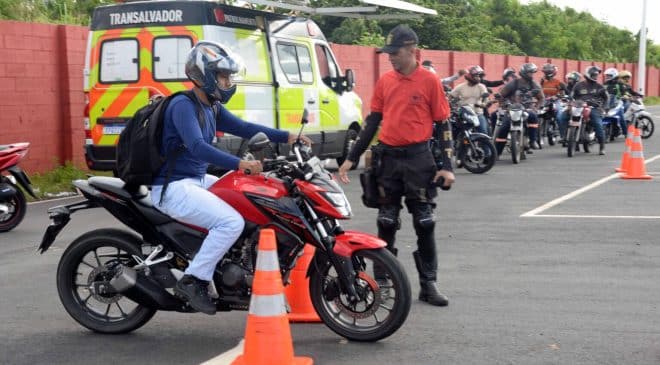 Transalvador oferece treinamento gratuito de pilotagem segura para motociclistas