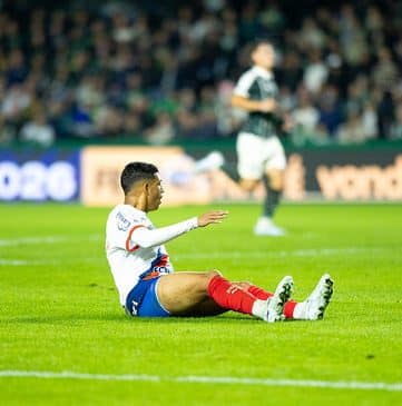 Bahia sofre virada no Couto Pereira e amplia crise no Brasileirão