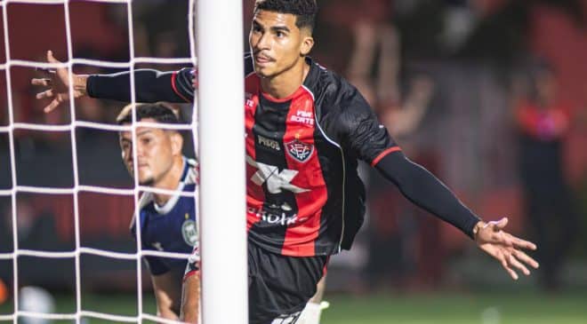 Vitória em noite de Renê, goleia o Coritiba no Barradão