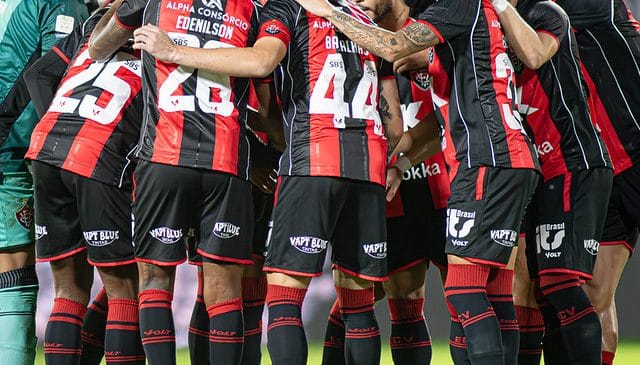 Vitória cada vez mais forte, encara o Santos em busca de rês onts fora de casa para encostar aind mais no G-4