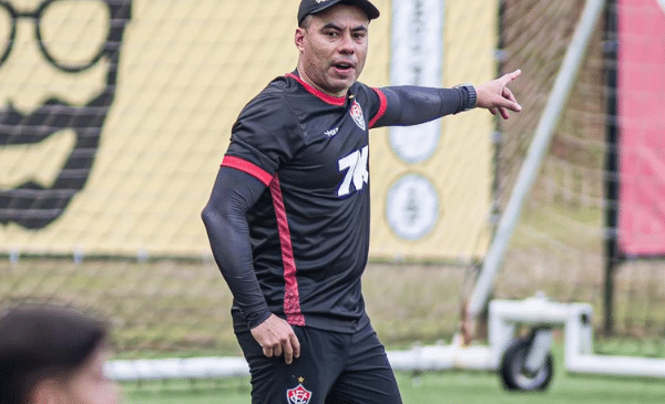 Vitória encara o Coritiba precisando vencer para ficar longe da zona