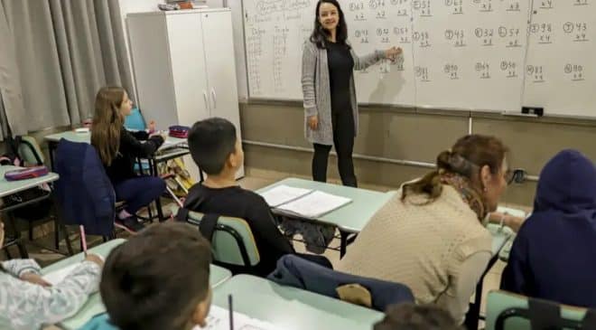 Senado aprova MP que estabelece piso de R$ 5.130 para professores 