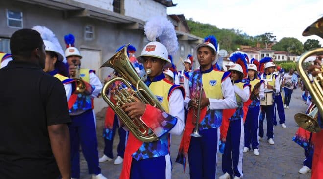 Estudantes da rede estadual desfilam no ato de transferência simbólica da capital baiana para Cachoeira