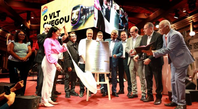 Governador entrega primeira estação do VLT de Salvador