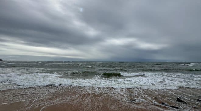 Previsão do Tempo: Litoral da Bahia segue com tempo instável e ventos intensificados neste fim de semana