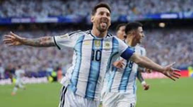 Argentina vence Argélia na estreia da Copa, Messi brilha