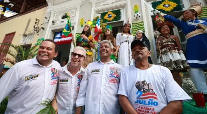 Lapinha amanhece tomada por multidão e celebração marca festejos do Dois de Julho