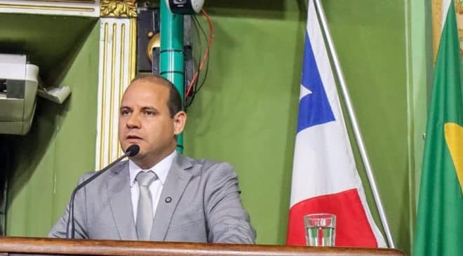Líder da oposição, Randerson Leal defende continuidade dos trabalhos da Câmara e cobra transparência no transporte público