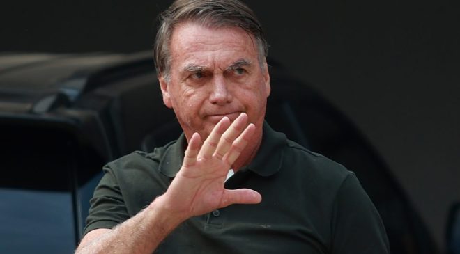 Defesa de Bolsonaro diz que ele não sabia que carta seria publicada por Flávio, diz defesa