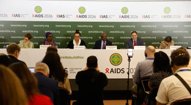 Infecções e mortes por HIV caem, mas falta de recursos ameaça avanços