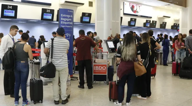 Setor de serviços cai 0,4% em maio por recuo na área de transportes