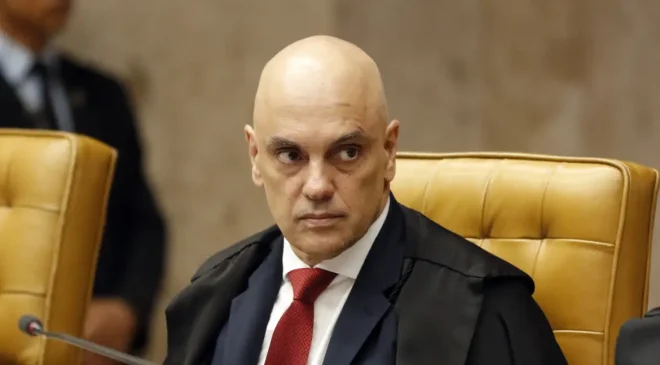 Ministro Alexandre de Moraes suspende visitas de Flávio a Bolsonaro na prisão domiciliar
