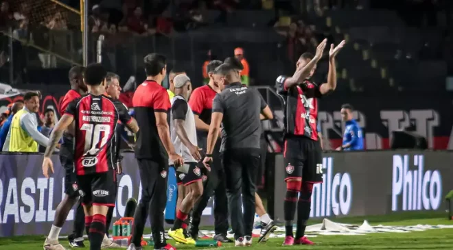 Vitória é goleaddo pelo Palmeiras no Brasileirão, jogando com dois jogdores a menos