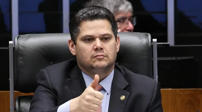Alcolumbre destrava PEC do fim da 6×1 após conversas com Lula